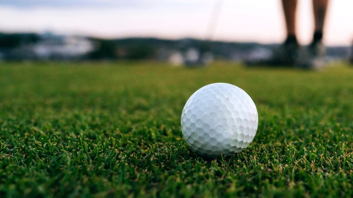 Golfplätze an der Costa del Sol. Golfball auf einem Golfplatz in Marbella.