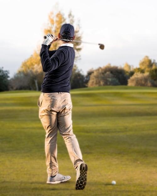 Golfeur frappant la balle sur l'un des terrains de golf de la Costa del Sol.