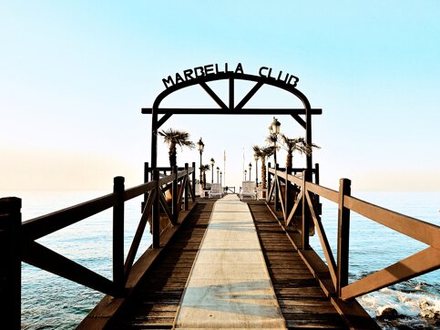 Les débuts du Marbella Club. Le quai du Marbella Club.