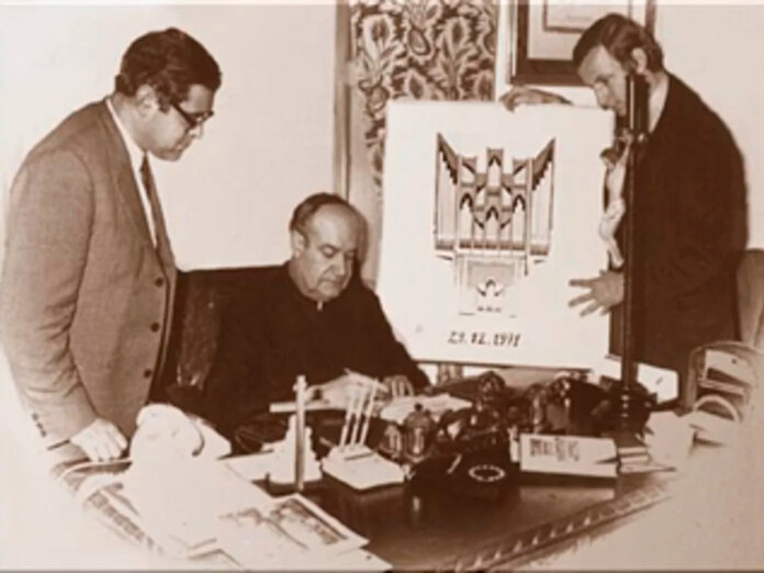 Monseigneur Rodrigo Bocanegra ondertekent het bouwcontract van het Marbella-orgel, ORGANO DEL SOL MAYOR, op 29 december 1971