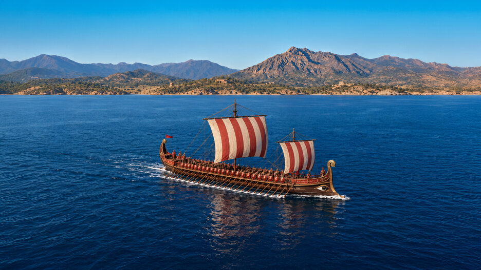 Illustration d’un ancien voilier au large de la côte montagneuse de Marbella, évoquant l’histoire ancienne de Marbella.