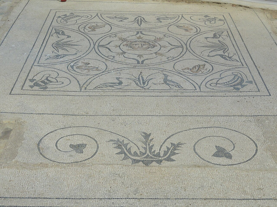 Elaborado mosaico de suelo con aves y motivos florales, reflejo de la historia antigua de Marbella.