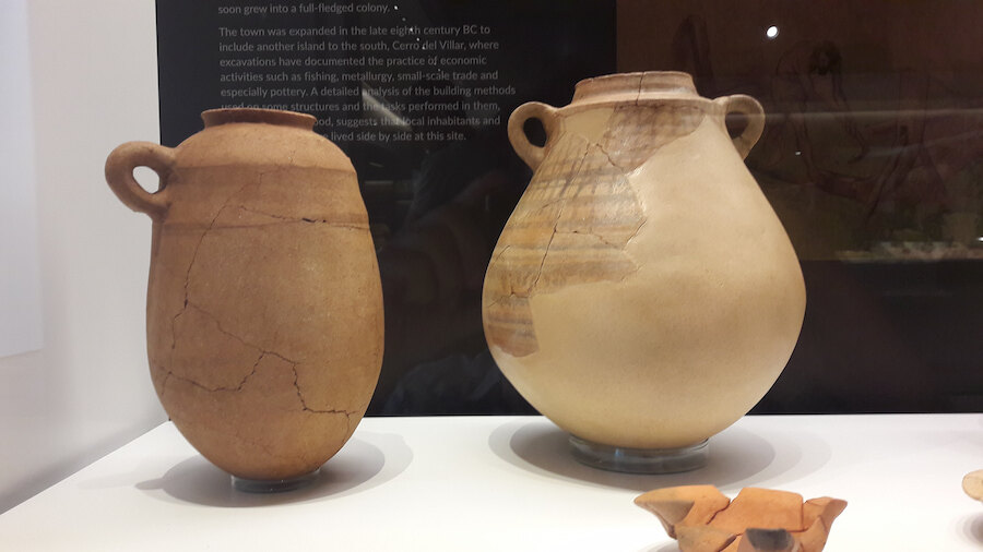 Dos antiguas vasijas de cerámica expuestas, una mirada a la historia antigua de Marbella.