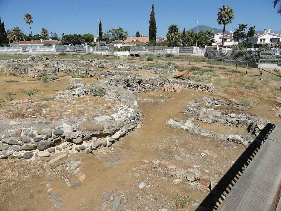 Cimientos de piedra excavados en un yacimiento arqueológico que conserva la historia antigua de Marbella.