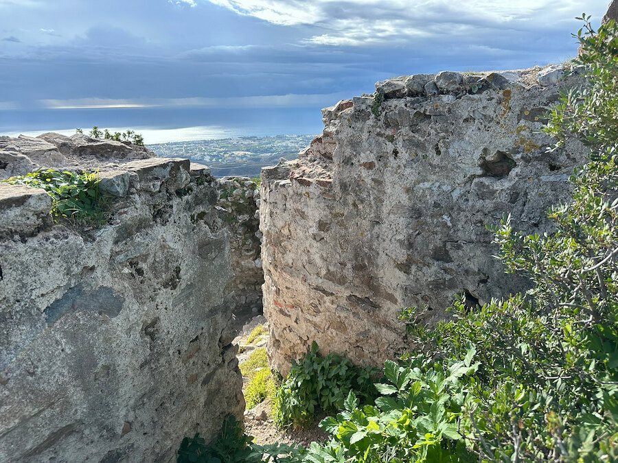 Ruinas costeras de piedra con vistas al mar, un fragmento conservado de la historia de Marbella.