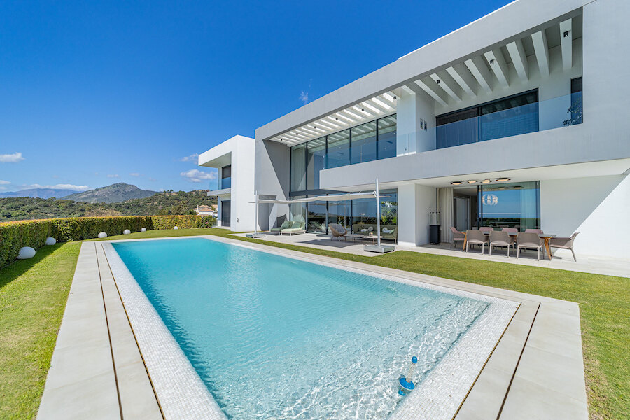 Eigentijdse villa in Los Arqueros, Benahavís, met privézwembad, moderne architectuur, uitzicht op de bergen en ruime buitenleefruimtes.