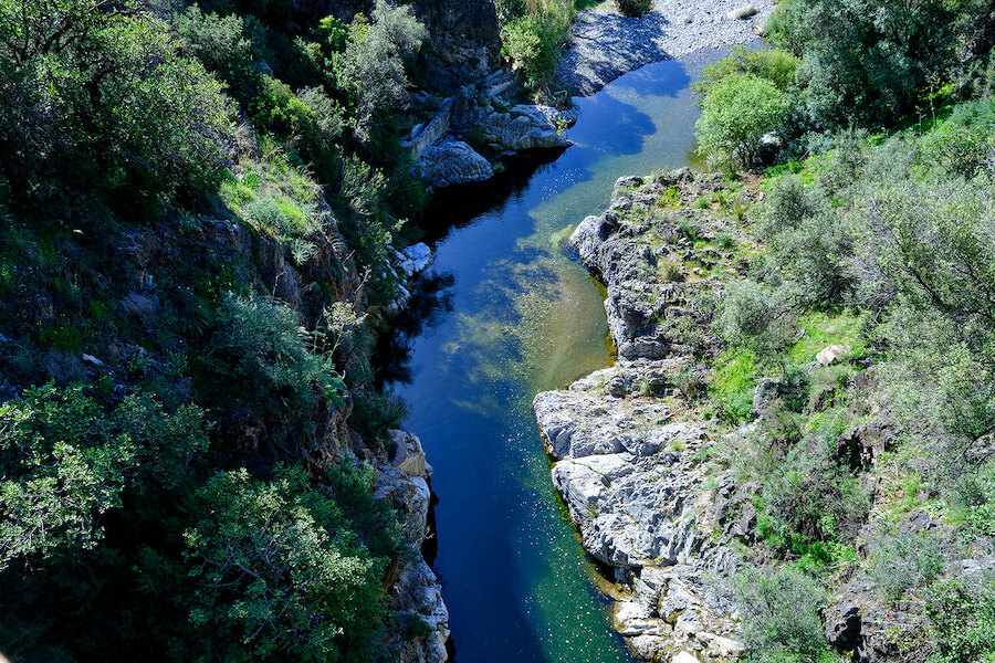 De rivier van Benahavís die door een rotsachtige kloof stroomt, omringd door weelderige vegetatie.