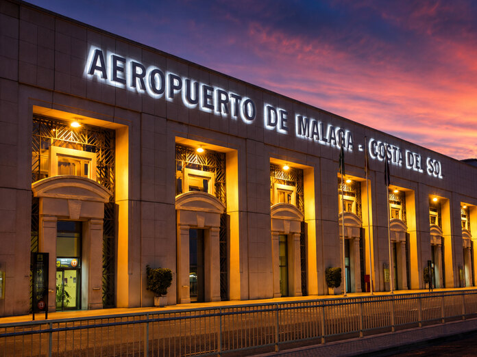 Außenansicht des Flughafens Málaga und Immobilienkäufer in Marbella bei der Ankunft an der Costa del Sol bei Sonnenuntergang.