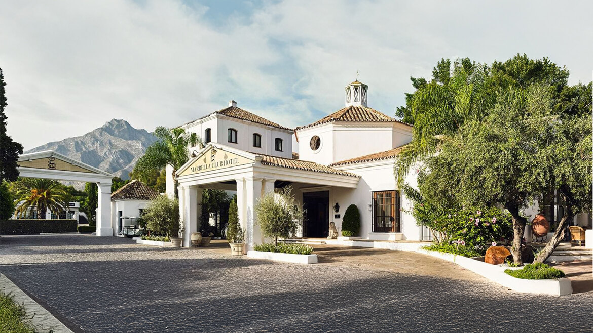 La entrada del Marbella Club Hotel, uno de los hoteles emblemáticos más icónicos de Marbella, con La Concha al fondo.