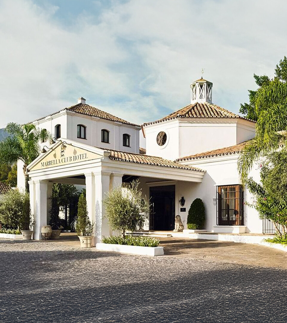 L’entrée du Marbella Club Hotel, l’un des hôtels emblématiques les plus iconiques de Marbella, avec La Concha en arrière-plan.
