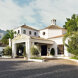 L’entrée du Marbella Club Hotel, l’un des hôtels emblématiques les plus iconiques de Marbella, avec La Concha en arrière-plan.