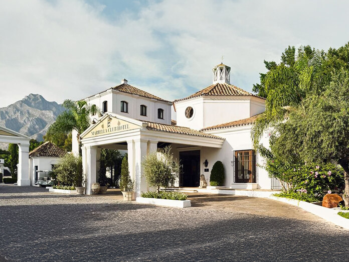 La entrada del Marbella Club Hotel, uno de los hoteles emblemáticos más icónicos de Marbella, con La Concha al fondo.