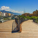 Pasarela moderna sobre el bulevar de San Pedro de Alcántara, con la montaña de La Concha al fondo, que refleja el contraste entre la renovación urbana y la historia de San Pedro de Alcántara.