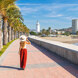 Paseo marítimo de Málaga bordeado de palmeras, un ejemplo perfecto de cómo las ciudades para moverse a pie conectan playas, lugares emblemáticos y vida diaria.