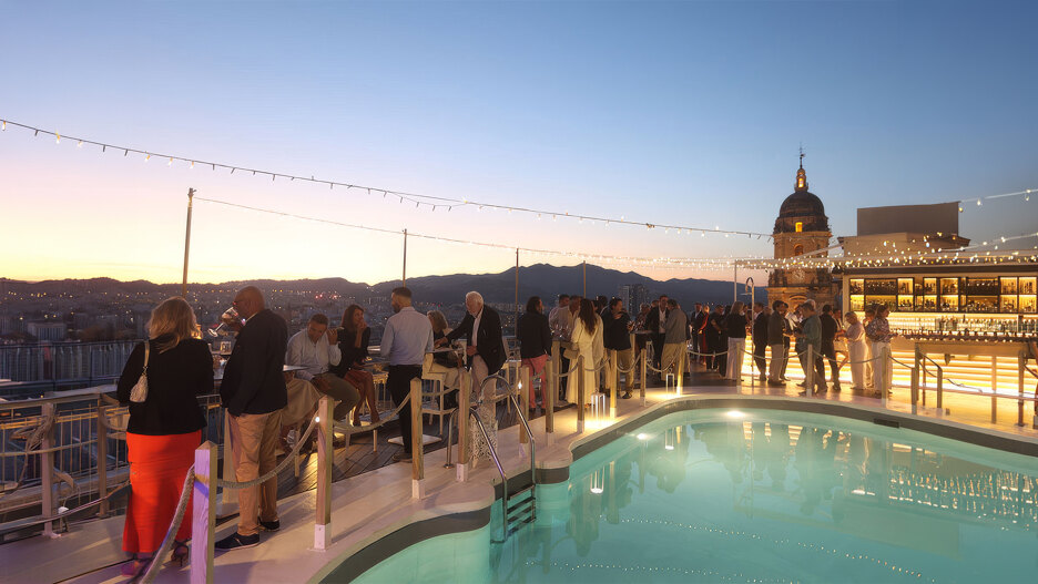 Terraza en la azotea con piscina y vistas al atardecer durante la recepción de la Reunión general GIPE en Málaga.