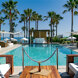 Exclusieve beach clubs in Marbella met zwembad, witte ligbedden, palmbomen en panoramisch uitzicht over de Middellandse Zee
