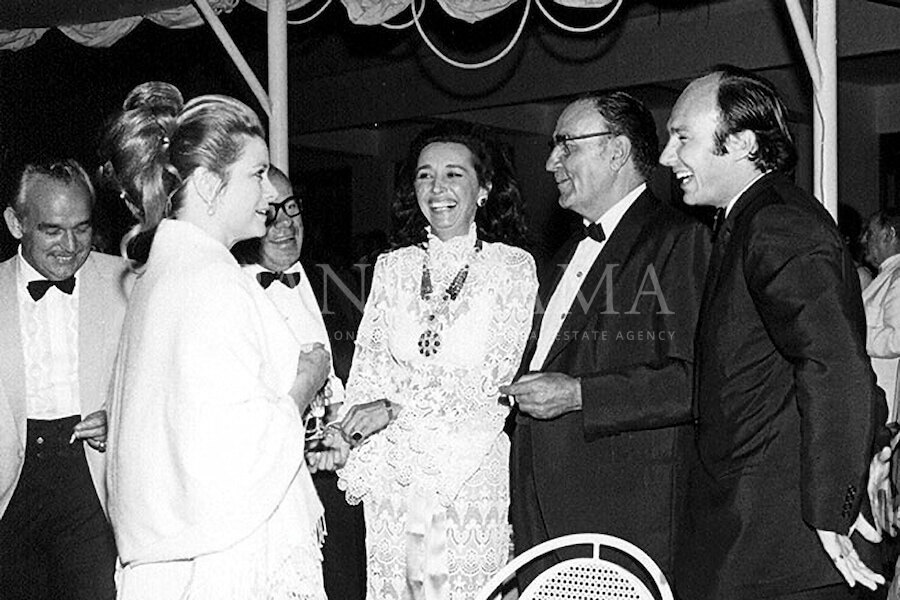 Historisches Schwarz-Weiß-Foto eines eleganten gesellschaftlichen Treffens während Marbellas früher Luxusära