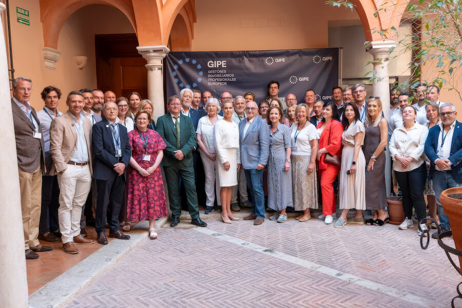 Participants at the General Meeting GIPE in an interior courtyard.