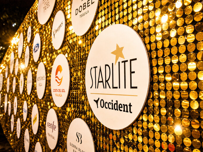Un mur doré de sponsors à Starlite Marbella 2026 affichant le logo Starlite Occident et le branding des partenaires.