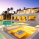Villen zum Verkauf in Südspanien mit beleuchtetem Pool, Outdoor-Lounge und eleganter Abendterrasse.