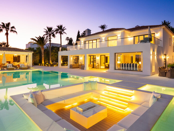 Villa's te koop in Zuid-Spanje met een verlicht zwembad, buitenlounge en elegant avondterras.