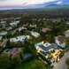 Vista aérea de una exclusiva zona residencial de Marbella con villas de lujo, vistas al mar y un telón de fondo montañoso