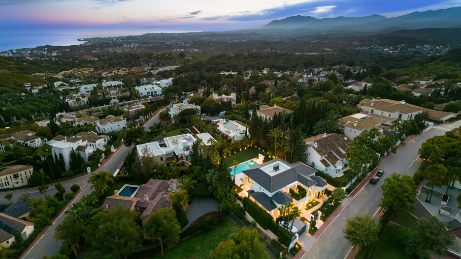 Luftaufnahme eines exklusiven Wohngebiets in Marbella mit Luxusvillen, Meerblick und Bergkulisse