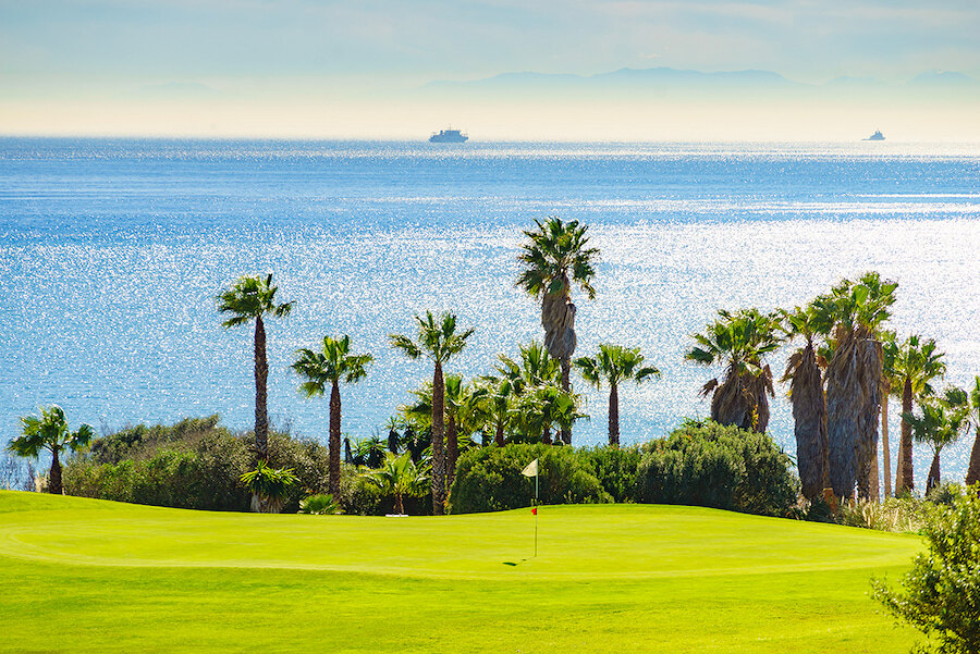 Campo de golf mediterráneo con vistas al mar cerca de algunas de las villas en venta en el sur de España más deseables.