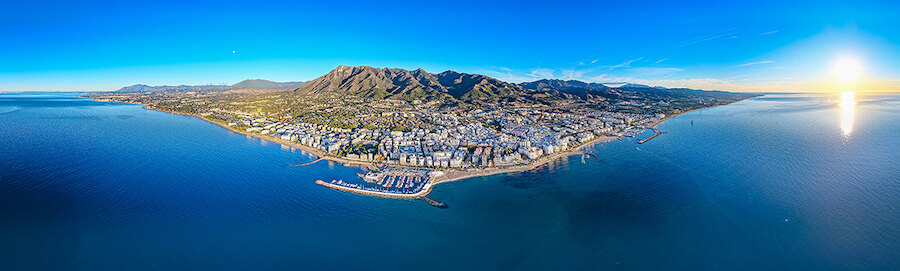 Vista aérea de Marbella y el Mediterráneo, un entorno privilegiado para las villas en venta en el sur de España.