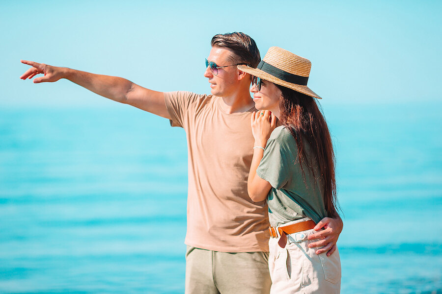 investissement immobilier à Marbella dans une scène de style de vie avec un couple au bord de la mer explorant la côte de Marbella