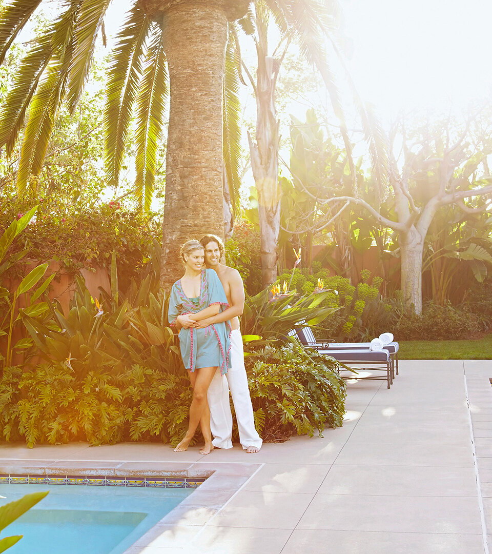 L’investissement immobilier à Marbella illustré par un couple profitant d’un jardin et d’une piscine de luxe