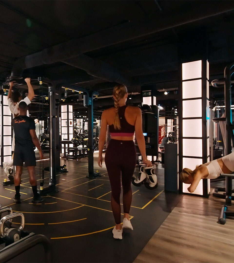 Großzügiger Trainingsbereich in einem der Luxus-Fitnessstudios in Marbella