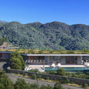 Single-storey modern villa with green roof and pool surrounded by mountains, showing the evolving design of Marbella