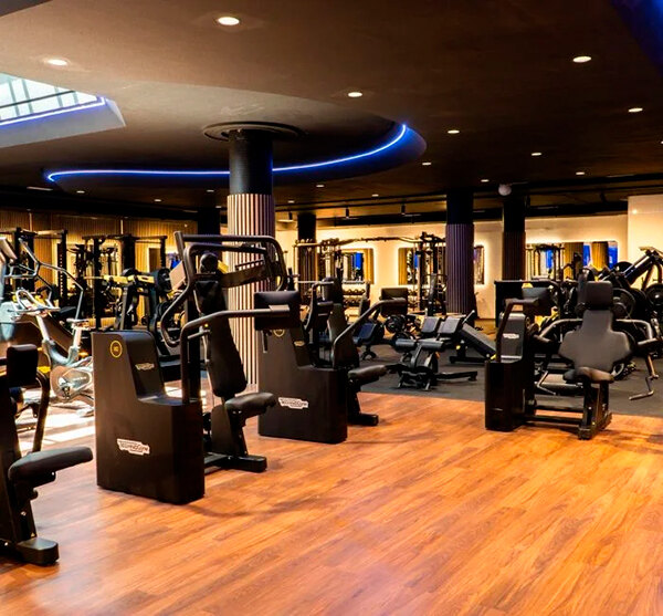 Eleganter Geräte- und Cardio-Bereich, der das Premium-Design von Marbellas Luxus-Fitnessstudios zeigt.