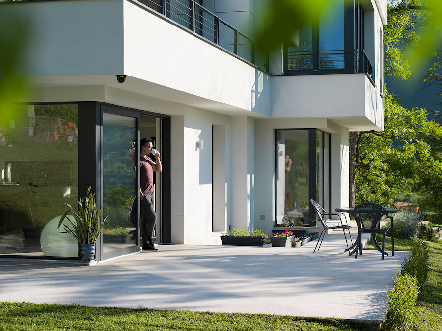 Modern villa terrace with garden views and sliding glass doors – Viewing tips for luxury property buyers