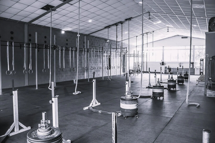 Offene Trainingsfläche im CrossFit-Stil mit Ringen, Schlitten und Seilen in einem der Luxus-Fitnessstudios in Marbella.