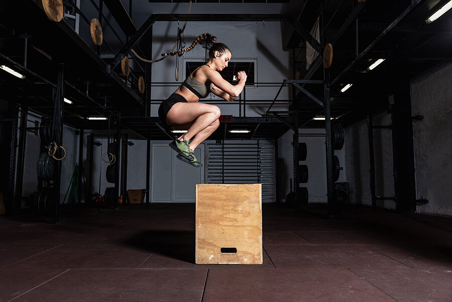 Athlet absolviert ein Box-Jump-Workout in einem der Luxus-Fitnessstudios in Marbella.