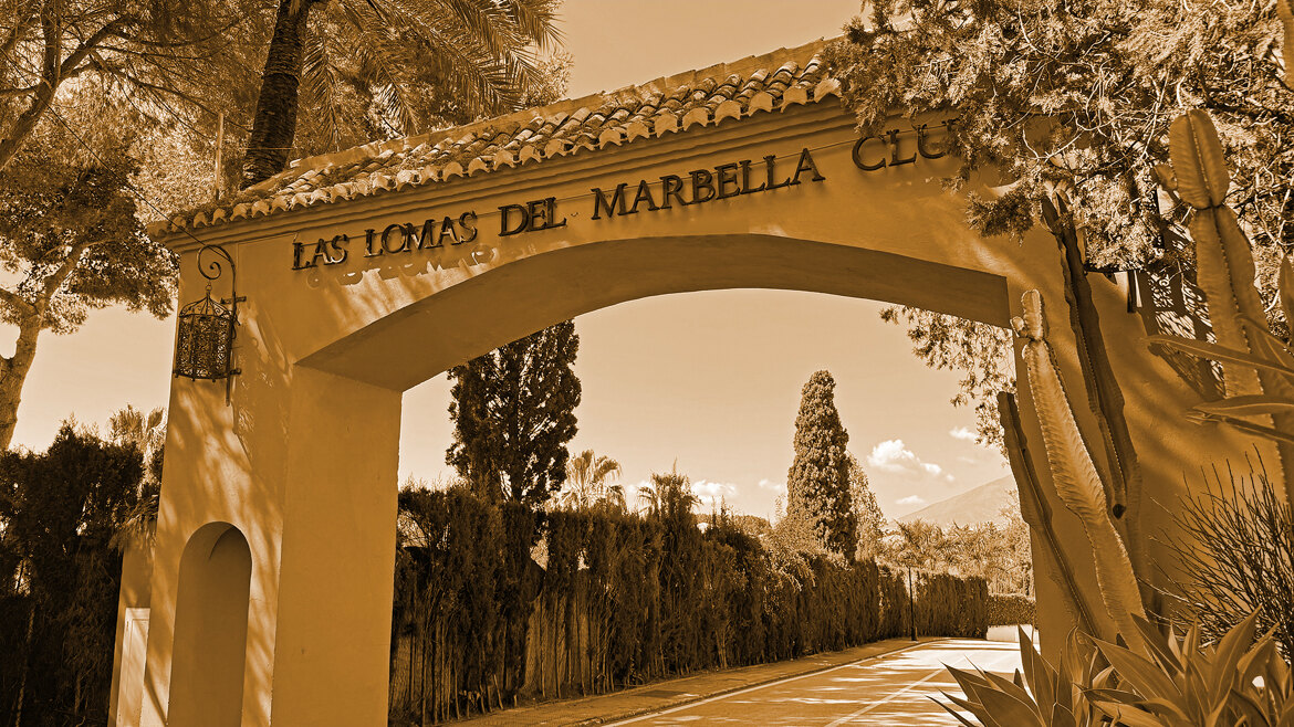 Arco de entrada de Las Lomas del Marbella Club en Marbella’s Golden Mile