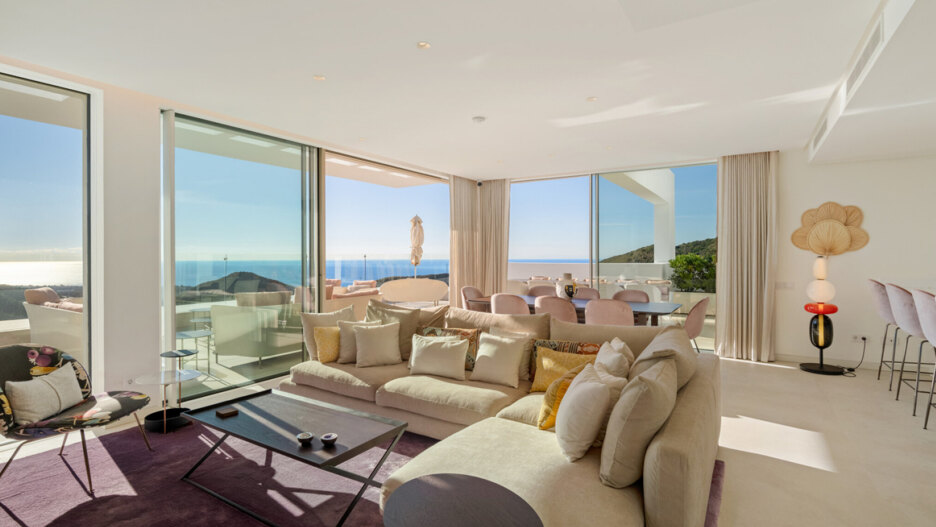 áticos dúplex. Zona de estar y comedor contemporánea de planta abierta, con ventanales de suelo a techo, terraza y vistas panorámicas al mar y a la montaña
