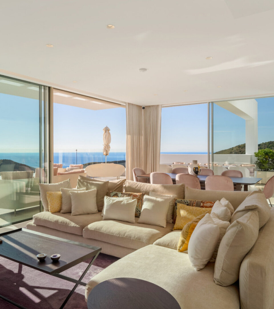 áticos dúplex. Zona de estar y comedor contemporánea de planta abierta, con ventanales de suelo a techo, terraza y vistas panorámicas al mar y a la montaña