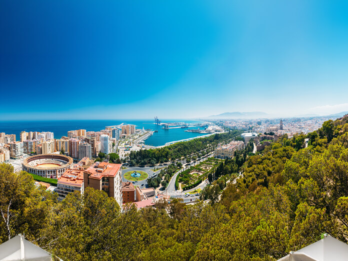 Vue panoramique de la côte montrant comment Málaga tech hub combine croissance urbaine et environnement méditerranéen.