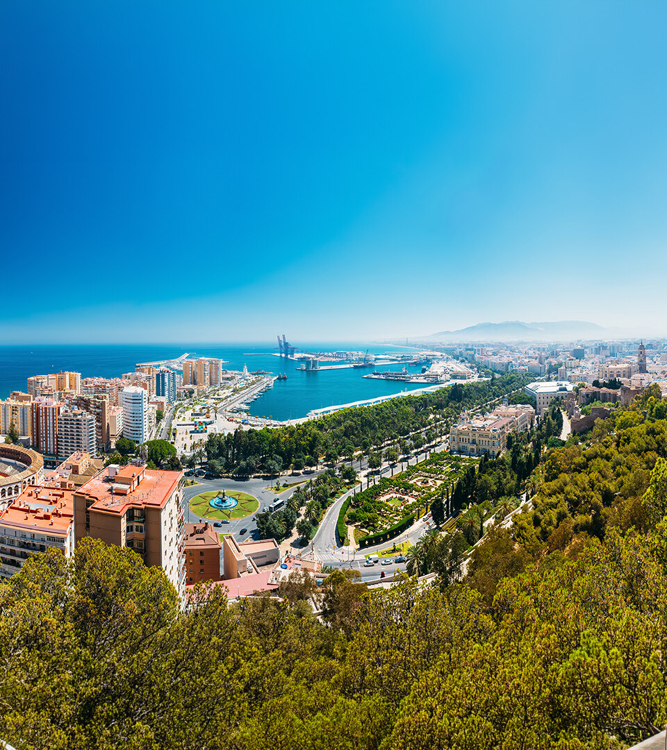 Vista panorámica de la costa que muestra cómo Málaga tech hub combina crecimiento urbano con el entorno mediterráneo.