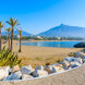 Descubre las mejores playas de Marbella, con sus preciosas costas de arena, mar turquesa, paisajes costeros e impresionantes vistas a la montaña.