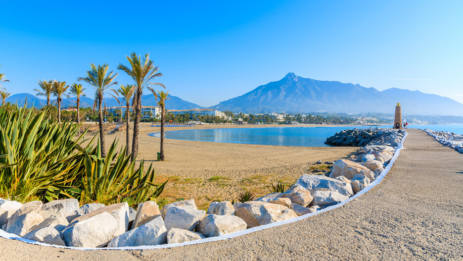 Descubre las mejores playas de Marbella, con sus preciosas costas de arena, mar turquesa, paisajes costeros e impresionantes vistas a la montaña.