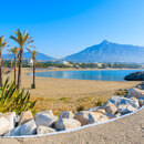 Discover the best beaches in Marbella with beautiful sandy shores, turquoise sea, beachfront landscapes, and breathtaking mountain scenery.