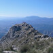 Wandelaars verzamelen zich op de rotsachtige top van La Concha boven het berglandschap van Marbella.