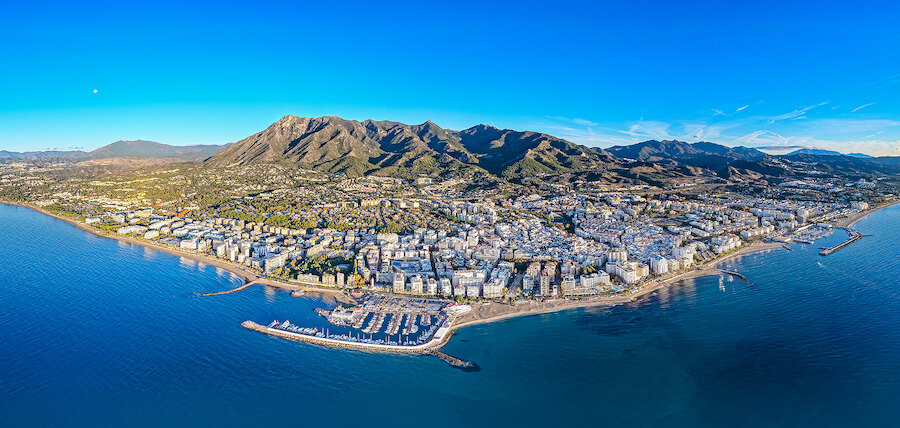 Panoramisch luchtbeeld van Marbella met de La Concha-berg die achter de kuststad oprijst.