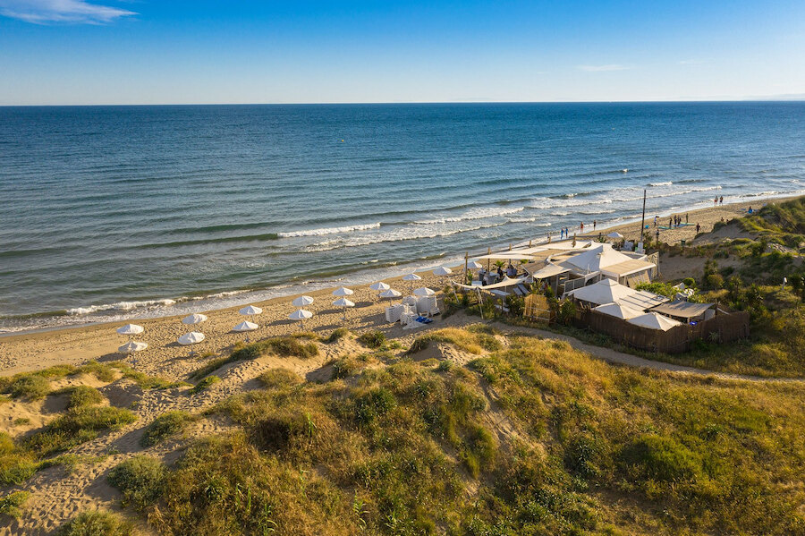 Die besten Strände in Marbella bieten beeindruckende Ausblicke auf den Berg La Concha, goldenen Sand, Palmen und kristallklares Mittelmeerwasser.