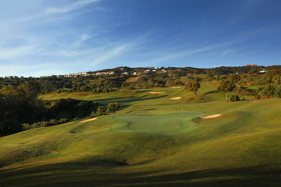 Golfbaan van La Cala Resort in Mijas met glooiende fairways, uitzicht op de heuvels en zandbunkers.