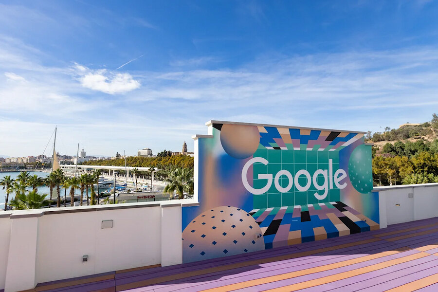 Terraza colorida de las oficinas de Google con vistas al paseo marítimo en el creciente distrito de Málaga tech hub.